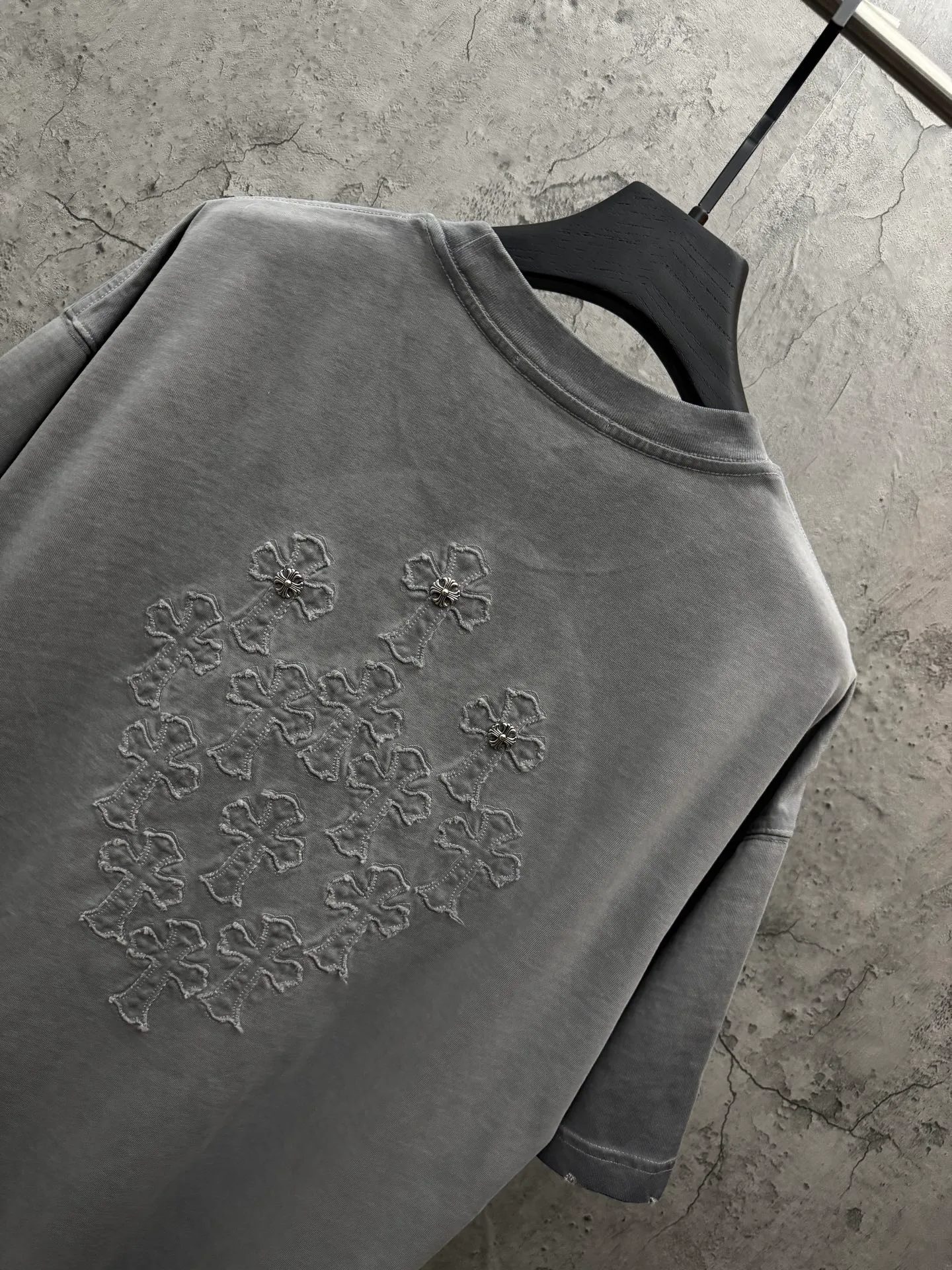 P200 top version, real shot without P, ​​different from market currency) 𝗖𝗵𝗿𝗼𝗺𝗲 𝗛𝗲𝗮𝗿𝘁𝘀/Croxin 2026 spring new original single counter American laser burnt patch embroidered couple short sleeves 👑The highest version! Customized fabric 330g, washed and fried. Best-selling model at the counter. Very comfortable to wear. Accessories: Original molded and authenticated collar label➕100% silk wash label. Genuine purchase-grade original hangtag➕matching hanging rope➕3D hanging beads➕original packaging bag. Craftsmanship: The original version has consistent wiring! The highest version of the armhole matching technique! Color: Khaki Black Rose Red Light Blue Purple Size: S M L XL Style Number: 26-2002